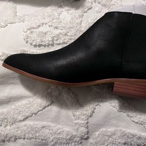GAP Chelsea Boots. Brand new I’m box. Size 9.